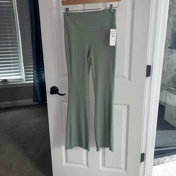 ZELLA ACTIVE Kids Sage Green Bell Bottom Flared Leggings Ribbed Ruffle Hem XL - Picture 2 of 7